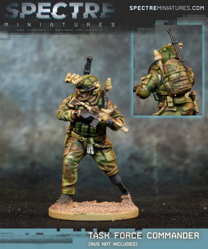 Task Force Commander Spectre Miniatures – dowódca sił specjalnych z MCX Raptor 6.8mm, łącznością Combined Forces i okularem AR SIX15, kamuflaż Multicam, 28mm widok z przodu i z tyłu

