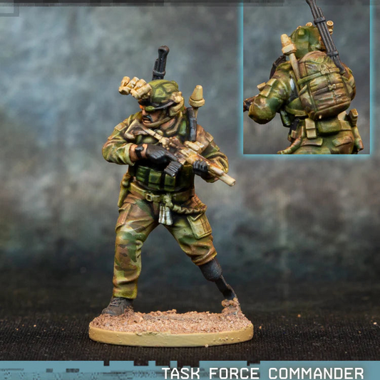 Task Force Commander Spectre Miniatures – dowódca sił specjalnych z MCX Raptor 6.8mm, łącznością Combined Forces i okularem AR SIX15, kamuflaż Multicam, 28mm widok z przodu i z tyłu
