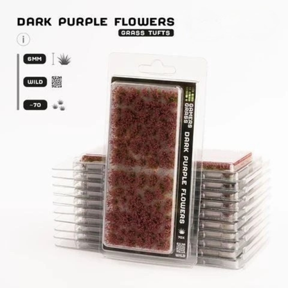Dark Purple Flowers 6mm Wild Gamers Grass - opakowanie blister ze stosem produktów, widok z przodu z arkuszem 70 ciemnofioletowych kępek kwiatowych i oznaczeniem 6mm Wild 70x
