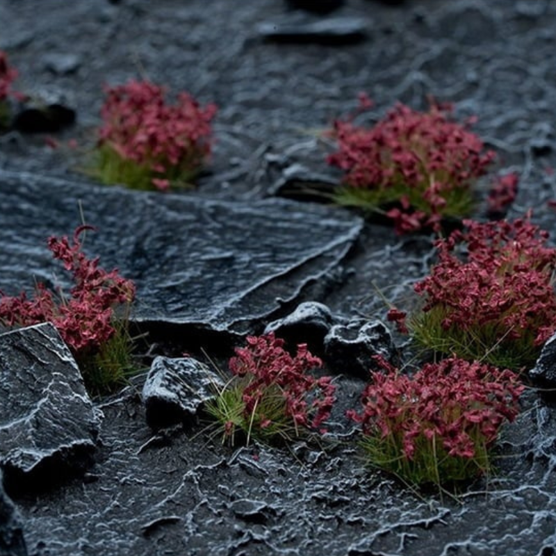 Dark Purple Flowers 6mm Wild Gamers Grass - diorama z ciemnymi łupkowymi skałami pokryta ciemnofioletowymi kępkami kwiatowymi tworzącymi mroczny, gotycki klimat
