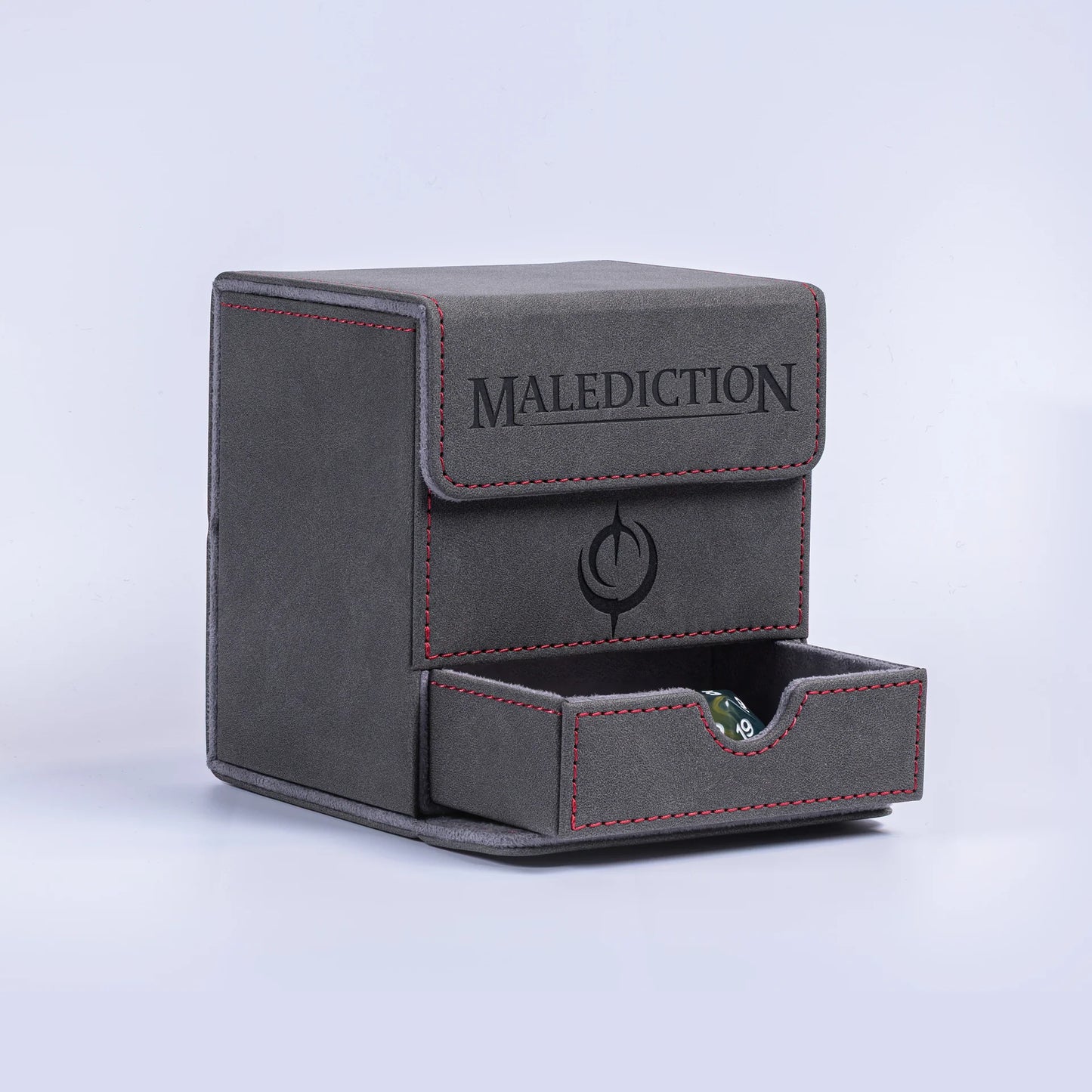 Malediction Premium Leather Deck Box – pudełko z wysuniętą dolną szufladą na kości z zieloną kością D20, widok z prawej strony, napis MALEDICTION na wieczku, czerwone szwy, szare tło