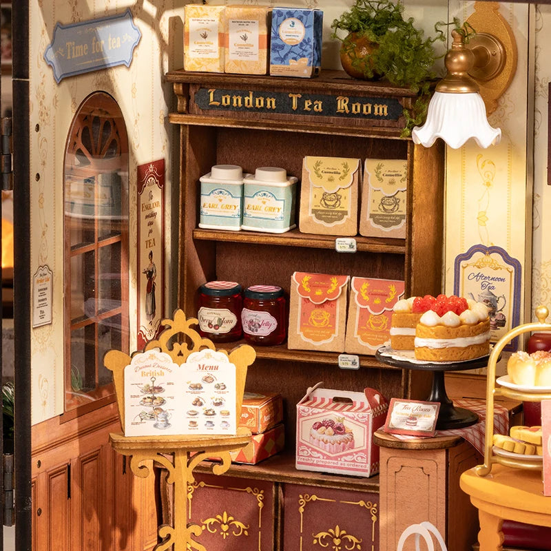 Herbaciarnia Leisure Time Tea Room Rolife DG171 – gotowy model z włączonym LED nocnym, widok z przodu na półce