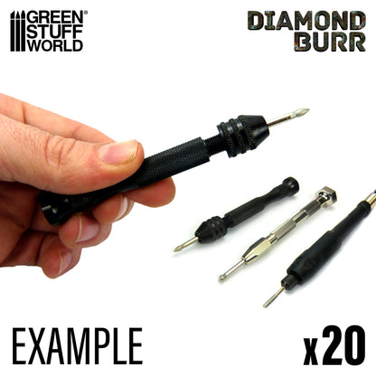 Diamond Burr Set Green Stuff World – frez diamentowy zamontowany w ręcznej wiertarce Pin Vise trzymanej w dłoni, obok dwa inne modele wiertarek Pin Vise GSW kompatybilnych z frezami, napis "Example x20"
