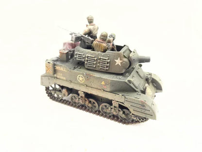 M8 Scott 75mm HMC – pomalowany model 28mm widok z tyłu, załoga US Army, 280024
