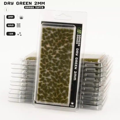 Dry Green Tufts 2mm Wild Gamers Grass - opakowanie blister ze stosem produktów, widok z przodu z arkuszem 115 kępek suchej zielonej trawy i oznaczeniem 2mm Wild 115x
