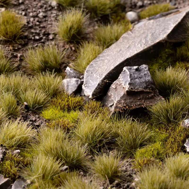 Dry Green Grass Tufts Gamers Grass - tufty 6mm łąka diorama ze skałami - Gamers Grass