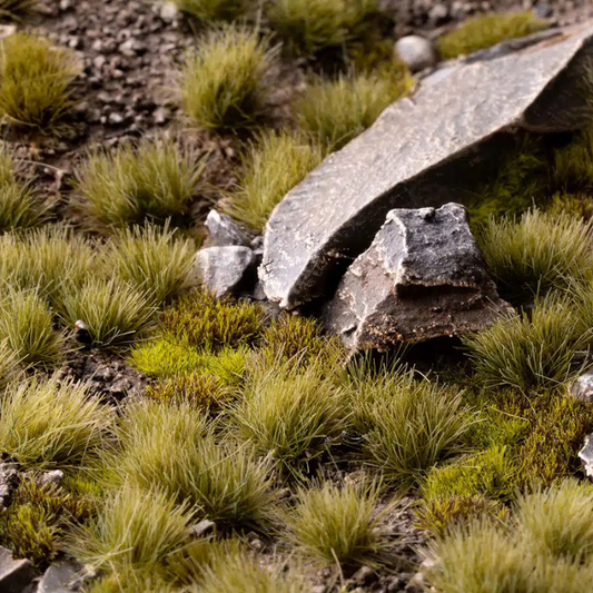 Dry Green Grass Tufts Gamers Grass - tufty 6mm łąka diorama ze skałami - Gamers Grass