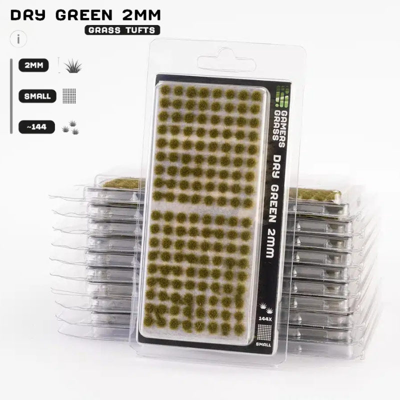 Dry Green Tufts 2mm Small Gamers Grass - opakowanie blister ze stosem produktów, widok z przodu z arkuszem 144 kępek suchej zielonej trawy i oznaczeniem 2mm Small 144x
