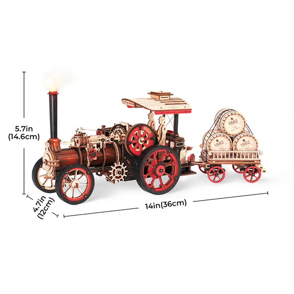 Parowy Traktor ROKR LKA01 – zbliżenie na przyczepę z trzema beczkami z napisem 1882, widok z tyłu modelu