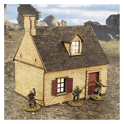 Europejski Dom Wiejski 28mm – na stole z figurkami żołnierzy WWII na tle skał, SceneryWargames
