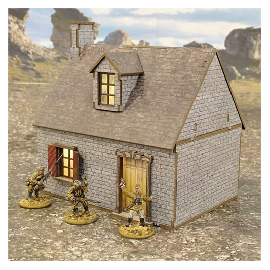 Europejski Dom Wiejski z Kamienną Elewacją 28mm – na stole z figurkami żołnierzy WWII na tle skał, SceneryWargames
