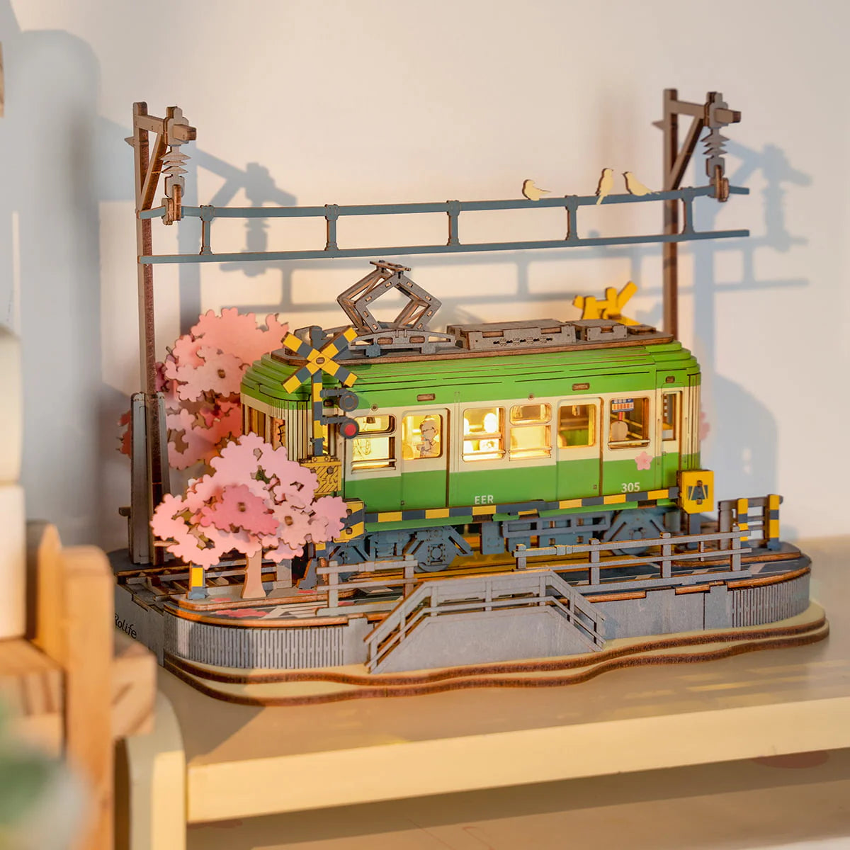 Tramwaj Sakura Journey Rolife TGS02 – pudełko zestawu 3D Puzzle Creation Set z ilustracją tramwaju i informacjami: 223 el., LED, 14+
