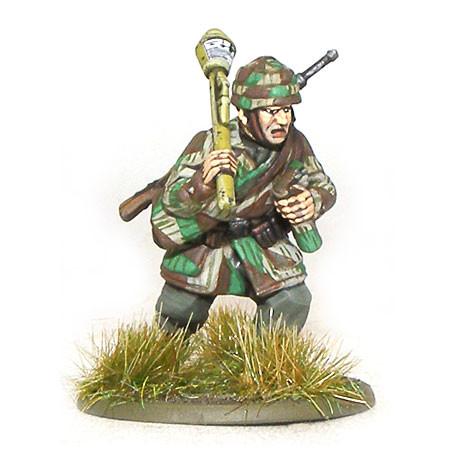 Fallschirmjäger Platoon - Bolt Action 28mm - spadochroniarz z Panzerfaust w hełmie Fallschirmjäger kamuflaż splinter - detal figurki - Warlord Games