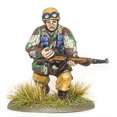 Fallschirmjäger Platoon - Bolt Action 28mm - spadochroniarz klęczący z Kar98K w googlach i kamuflażu splinter - detal figurki pomalowanej - Warlord Games