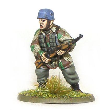 Fallschirmjäger Platoon - Bolt Action 28mm - spadochroniarz z MP40 w charakterystycznym hełmie kamuflaż splinter - detal figurki pomalowanej - Warlord Games