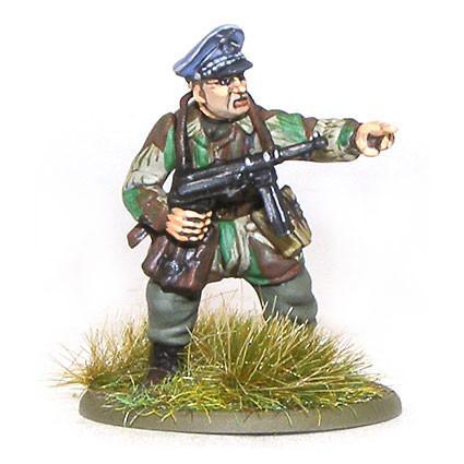 Fallschirmjäger Platoon - Bolt Action 28mm - dowódca z MP40 w czapce z daszkiem kamuflaż splinter - detal figurki pomalowanej - Warlord Games