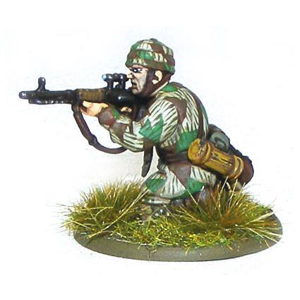 Fallschirmjäger Platoon - Bolt Action 28mm - spadochroniarz klęczący z FG42 w kamuflażu splinter - detal figurki pomalowanej - Warlord Games