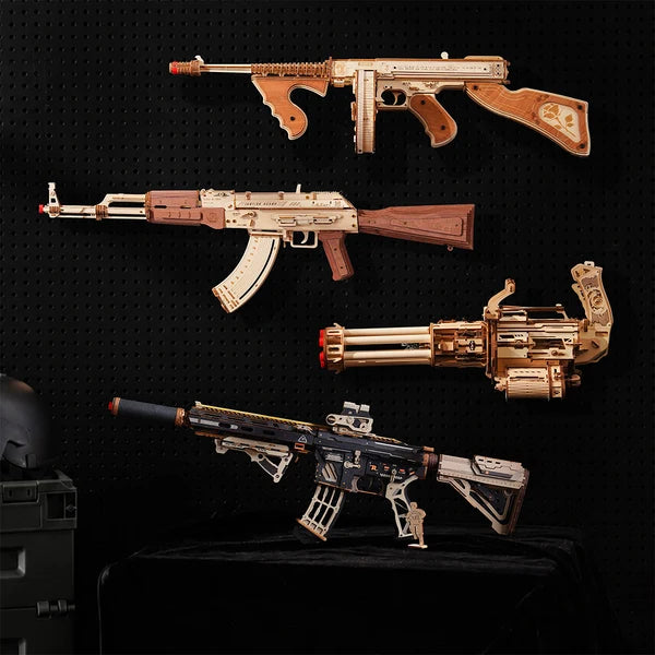 Kolekcja modeli ROKR: M416 Carbine, AK-47, Thompson i Rotating-Barrel Gatling – cztery drewniane modele broni na ścianie