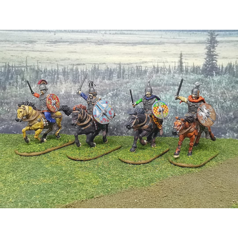 Pomalowane figurki galijskiej kawalerii Victrix 28mm z kalkomaniami na tarczach
