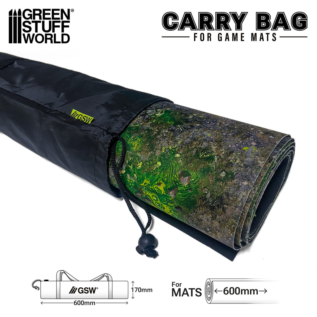 Game Mat Carrying Bag 60cm Green Stuff World – czarna torba z tkaniny Oxford z częściowo włożoną zwiniętą matą neoprenową z motywem zielonego terenu, zamknięcie sznurkiem z kulką, schemat wymiarów 600×170mm dla mat do 600mm szerokości, napis "Carry Bag for Game Mats"

