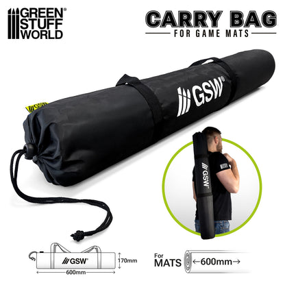 Game Mat Carrying Bag 60cm Green Stuff World – czarna torba do mat bitewnych z logo GSW, wymiary 600×170mm, infografika z mężczyzną noszącym torbę na ramieniu oraz schematem wymiarów dla mat do 600mm szerokości, napis "Carry Bag for Game Mats"
