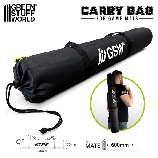 Game Mat Carrying Bag 60cm Green Stuff World – czarna torba do mat bitewnych z logo GSW, wymiary 600×170mm, infografika z mężczyzną noszącym torbę na ramieniu oraz schematem wymiarów dla mat do 600mm szerokości, napis "Carry Bag for Game Mats"
