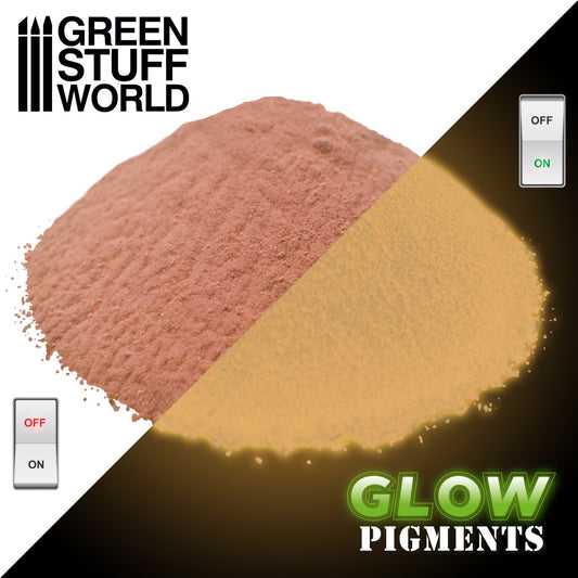 Green Stuff World Glow Pigment Time Orange 2433 – porównanie koloru w świetle dziennym (różowopomarańczowy) i w ciemności (żółtopomarańczowy świecący), efekt fosforescencji
