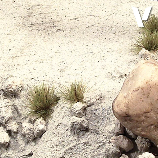 Vallejo Ground Texture Grey Sand 26.232 – efekt zastosowania pasty na dioramie: szary piasek z kępkami trawy i kamieniami