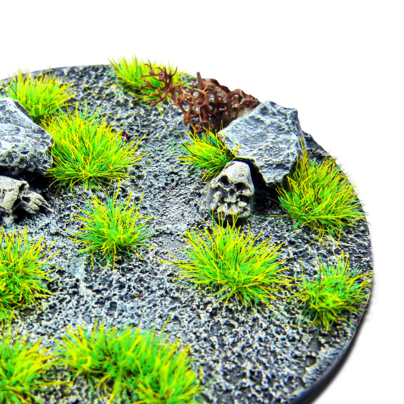 Green Stuff World Martian Fluor Tufts 6mm Fluor Grinch Green – zbliżenie na podstawkę figurki tabletop z naklejonymi fluorescencyjnymi kępkami traw w kolorze Grinch Green