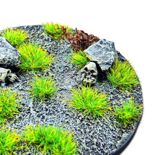Green Stuff World Martian Fluor Tufts 6mm Fluor Grinch Green – zbliżenie na podstawkę figurki tabletop z naklejonymi fluorescencyjnymi kępkami traw w kolorze Grinch Green