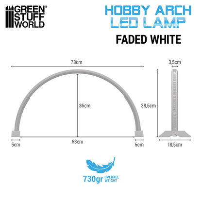 Hobby Arch LED Lamp Faded White Green Stuff World – schemat wymiarów lampy: szerokość 73cm, wysokość 36cm, głębokość podstawy 18,5cm, wysokość ramienia 38,5cm, grubość ramienia 3,5cm, waga 730g, logo GSW
