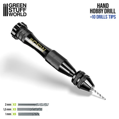 Hobby Hand Drill Green Stuff World – czarna aluminiowa ręczna wiertarka Pin Vise z zamontowanym wiertłem 1mm, zestaw 10 wierteł: 2mm x2, 1.5mm x3, 1mm x5, widok z boku na białym tle, logo GSW
