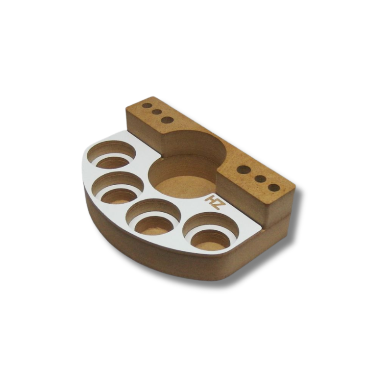 Podręczny Stojak Modelarski HOBBYZONE HZ-sm1 - widok izometryczny pustego stojaka MDF z otworami
