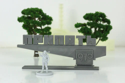 Pripyat Ghost Town Sign niezłożony z figurką i drzewami, widok z przodu, teren 28mm Patrick Miniatures
