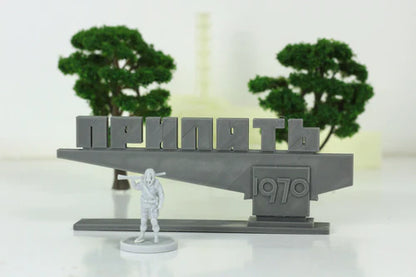 Pripyat Ghost Town Sign niezłożony z figurką i drzewami, widok z przodu, teren 28mm Patrick Miniatures
