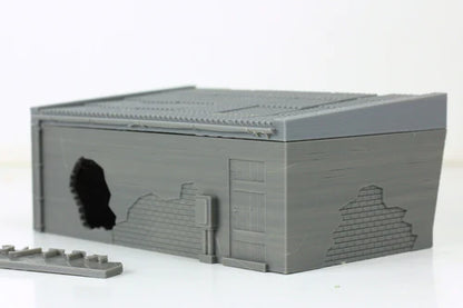 Local Store – widok z tyłu z dziurą w ścianie i zniszczeniami, teren 28mm Patrick Miniatures
