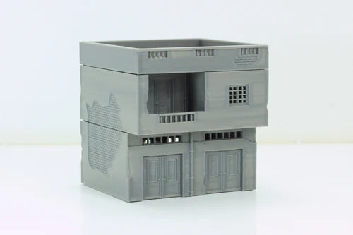 Urban Building Shop – 2 sekcje złożone z dużymi drzwiami i kratką wentylacyjną, teren 28mm Patrick Miniatures
