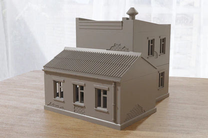 HQ / Weaponry / Communications – widok z boku z dachem dachówkowym i wieżyczką, teren 28mm Patrick Miniatures
