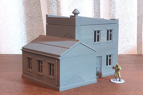 HQ / Weaponry / Communications pomalowany w szarości z figurką żołnierza, widok frontu, teren 28mm Patrick Miniatures
