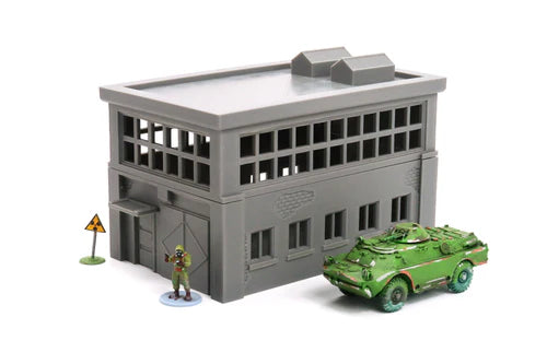Industrial Building z figurką i pojazdem BRDM, widok frontu, teren 28mm Patrick Miniatures
