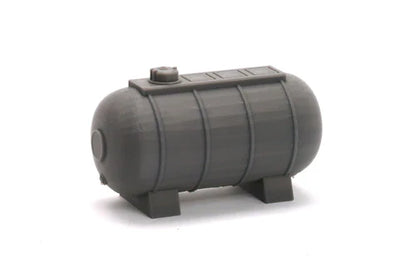 Airfield Fuel Tank – zbliżenie na zbiornik z żebrami i włazem na podstawach, 28mm Patrick Miniatures

