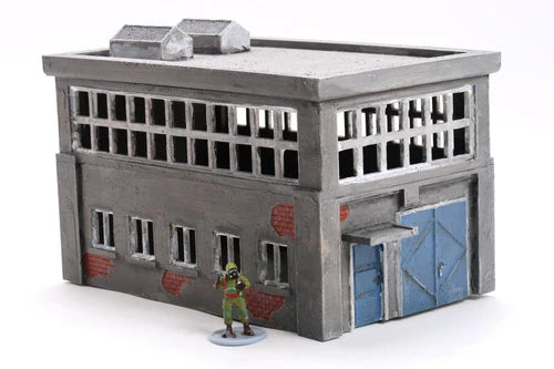 Industrial Building pomalowany z niebieskimi drzwiami i figurką, widok z przodu, teren 28mm Patrick Miniatures
