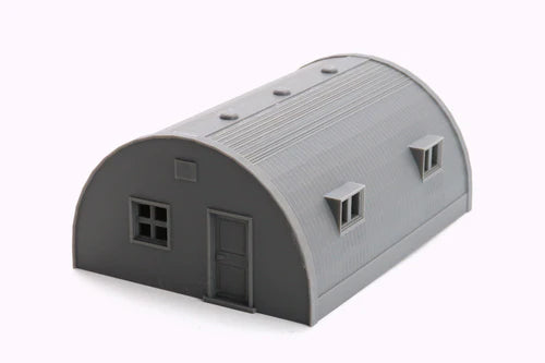 Quonset Hut Barrack – widok z boku z zaokrąglonym dachem i wąskimi oknami, teren 28mm Patrick Miniatures

