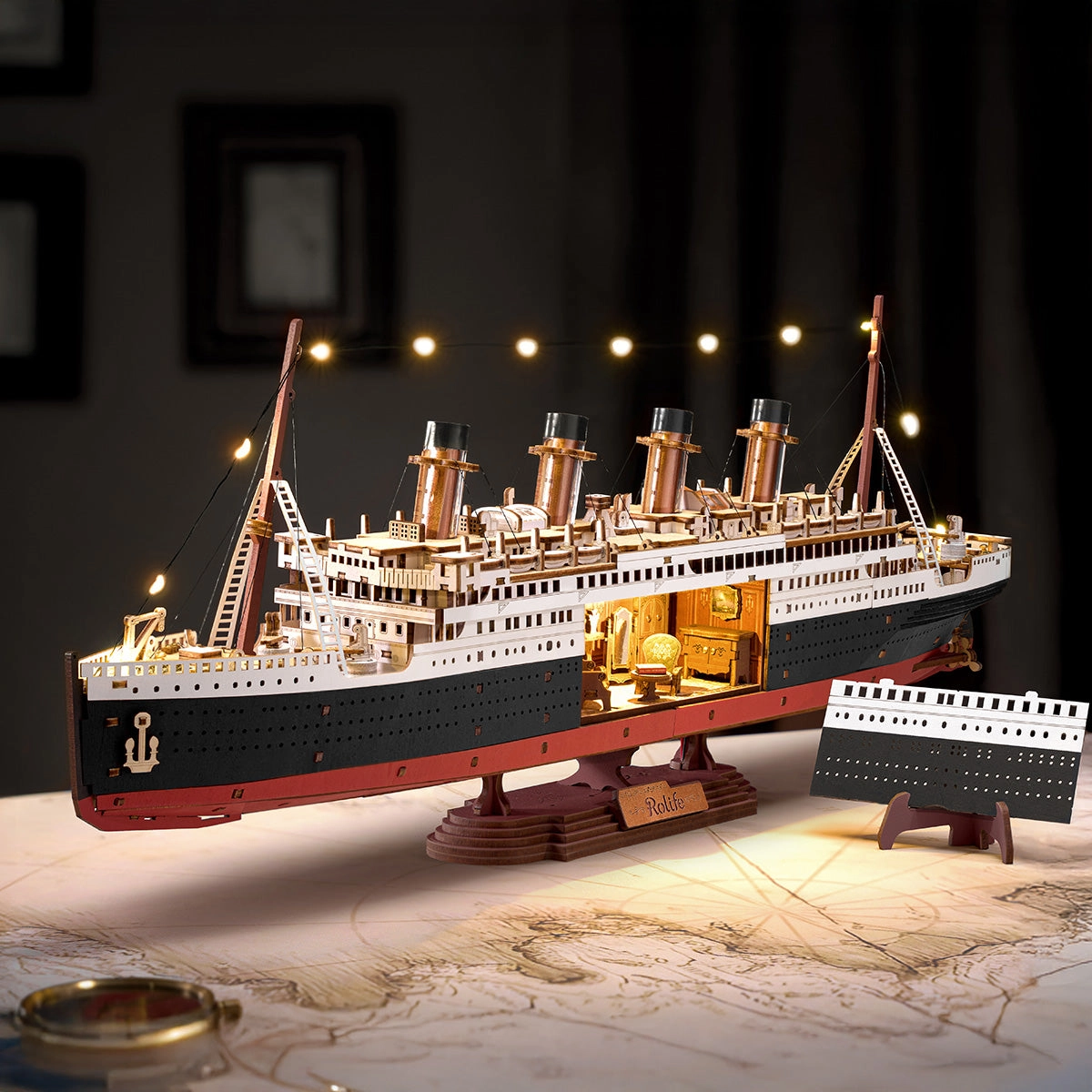 Drewniany puzzle 3D 1912 Eternal Atlantic Voyager Rolife TGL02 – zbliżenie na podświetlone wnętrze statku: salon pierwszej klasy z fotelami, globusem i złotymi detalami
