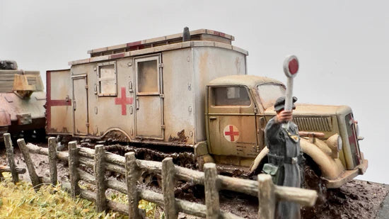 SdKfz 305 Opel Blitz Box Body – diorama front wschodni, ambulans z czerwonym krzyżem i żołnierzami, 280047