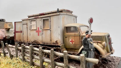 SdKfz 305 Opel Blitz Box Body – diorama front wschodni, ambulans z czerwonym krzyżem i żołnierzami, 280047