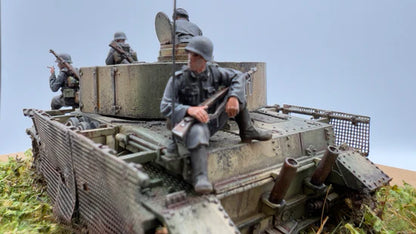 SdKfz 161 Panzer IV Ausf J – diorama 28mm z figurkami piechoty na kadłubie, siatki Thoma, 280078