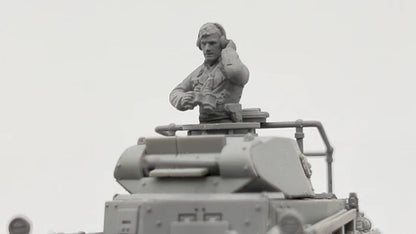 Panzer II Ausf A B C F – model 28mm szary złożony z figurką dowódcy, widok z góry-przodu, 280112