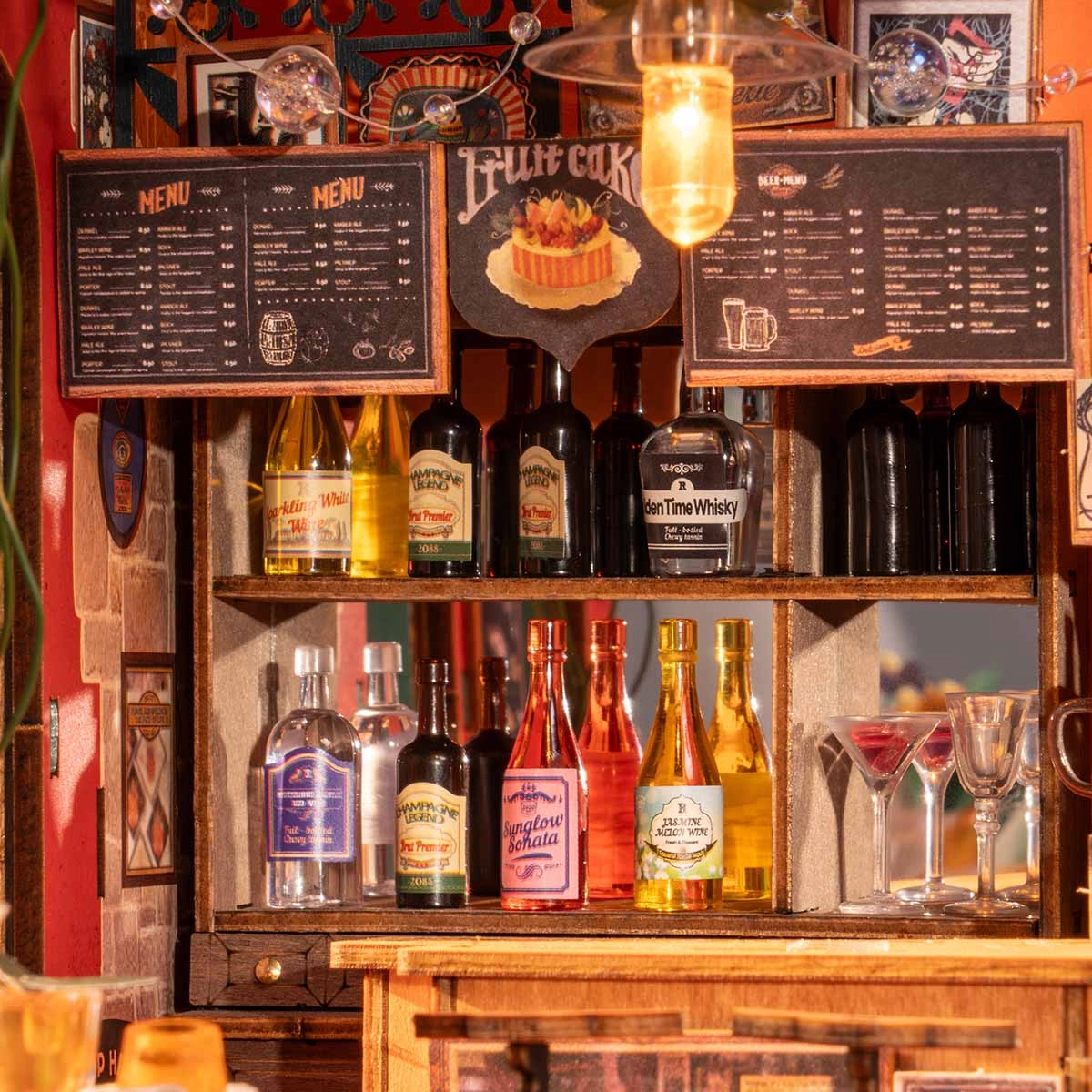 Bar i Restauracja Cheers DG173e - zbliżenie baru półki z butelkami whisky wino koktajle tablica menu Fruit Cake ciepłe LED - Värvikas
