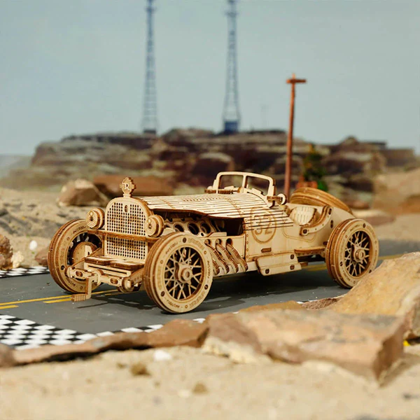 Mechaniczny drewniany model 3D Samochód Grand Prix V8 Rolife RA001e – ukończony model na torze wyścigowym z szachownicą, widok z przodu

